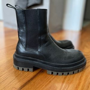 Flat leather boots